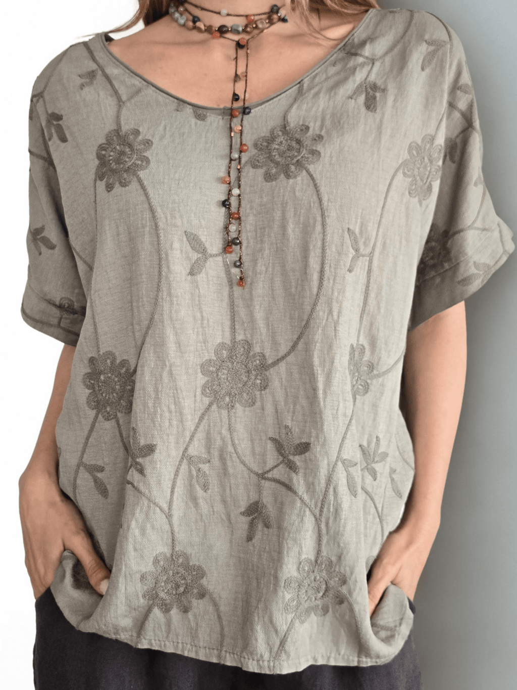Blusa Italiana Bordada escote en V, color Taupe