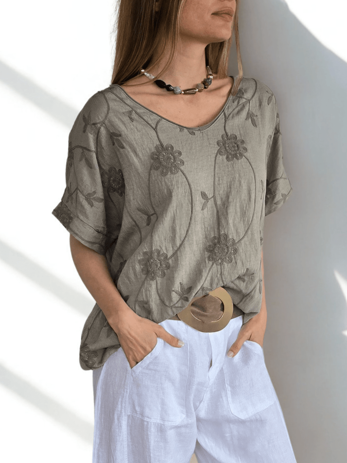 Blusa Italiana Bordada escote en V, color Taupe