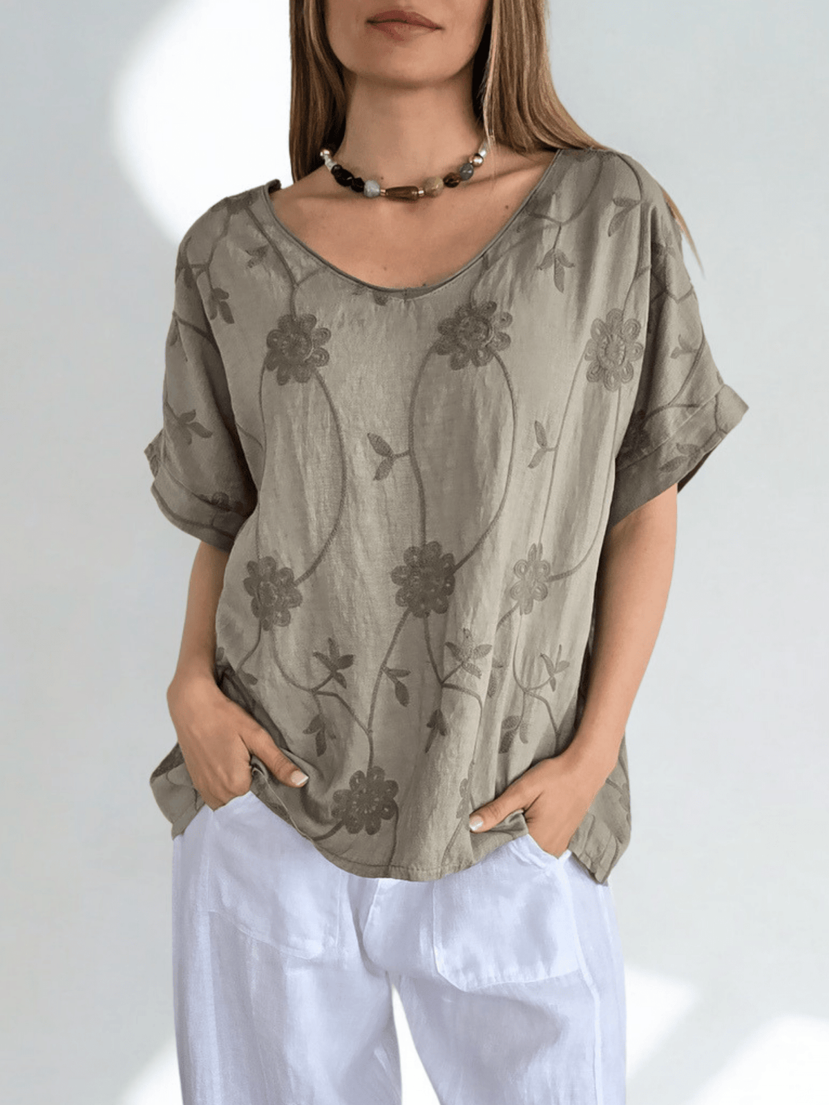 Blusa Italiana Bordada escote en V, color Taupe