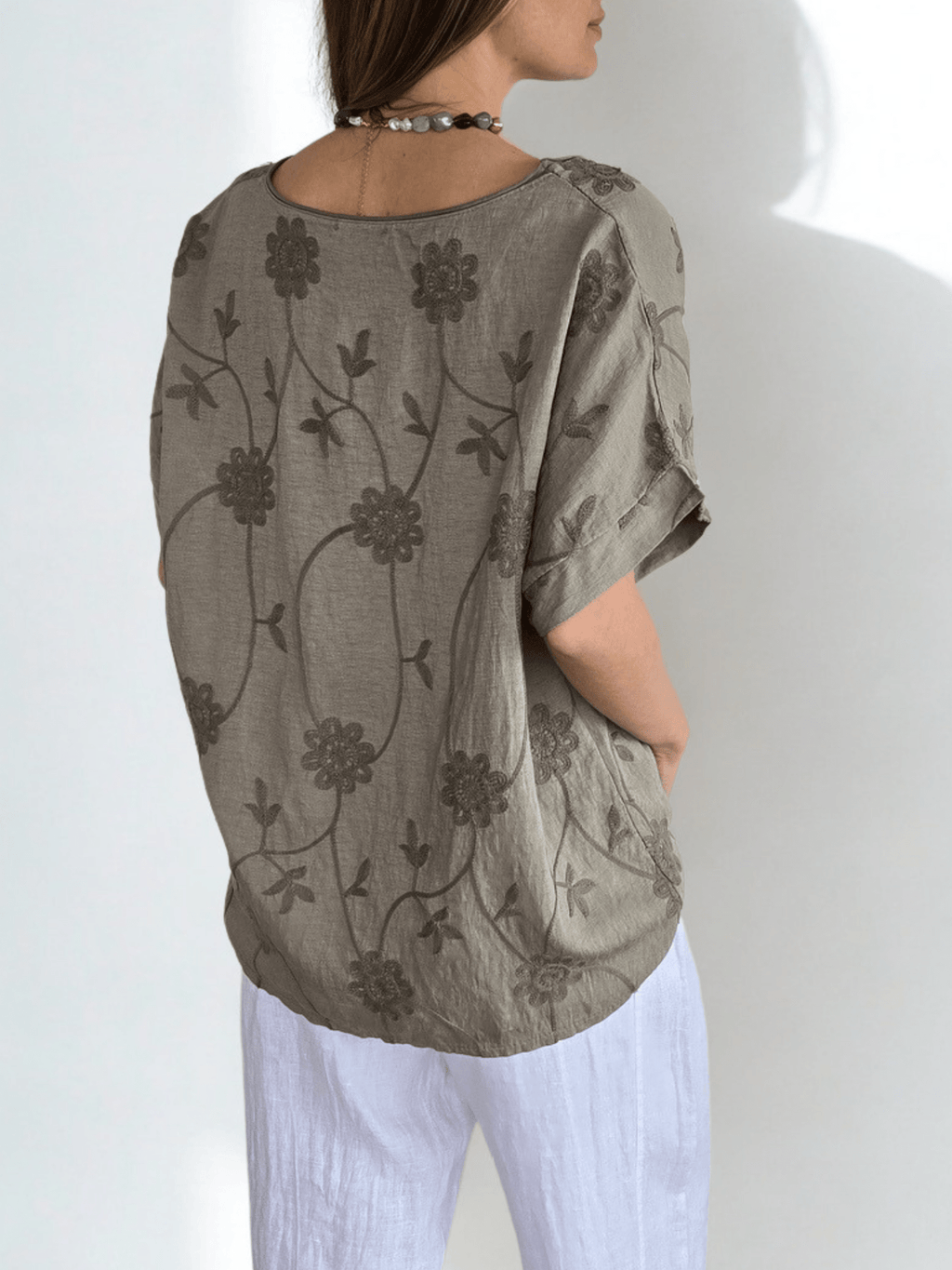Blusa Italiana Bordada escote en V, color Taupe
