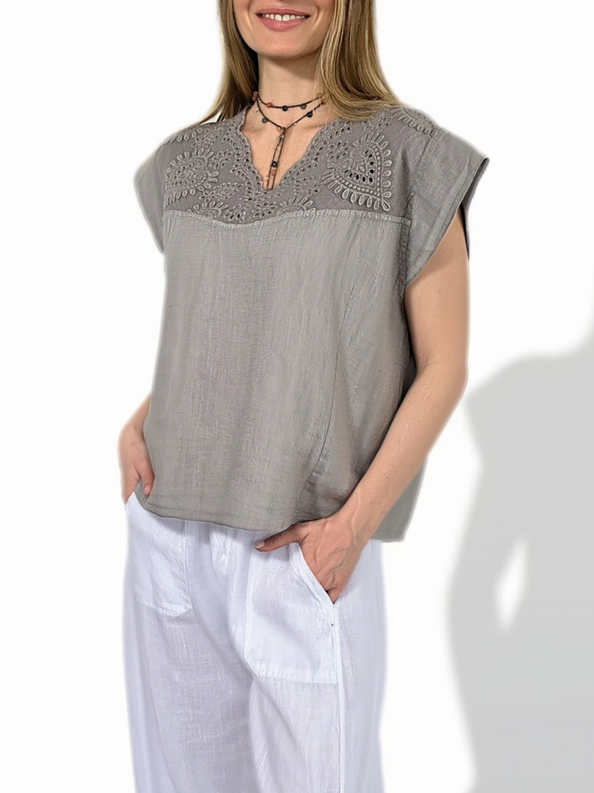 Blusa Italiana 100% Lino escote Bordado, color Taupe