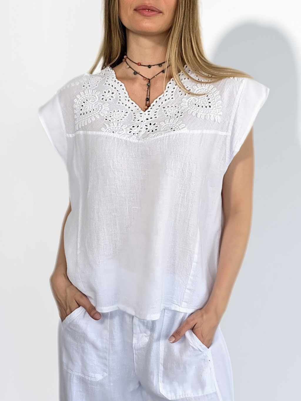 Blusa Italiana 100% Lino escote Bordado, color Blanco