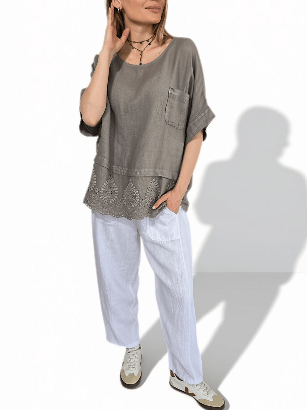 Blusa Italiana 100%Lino basta Bordada, color Taupe