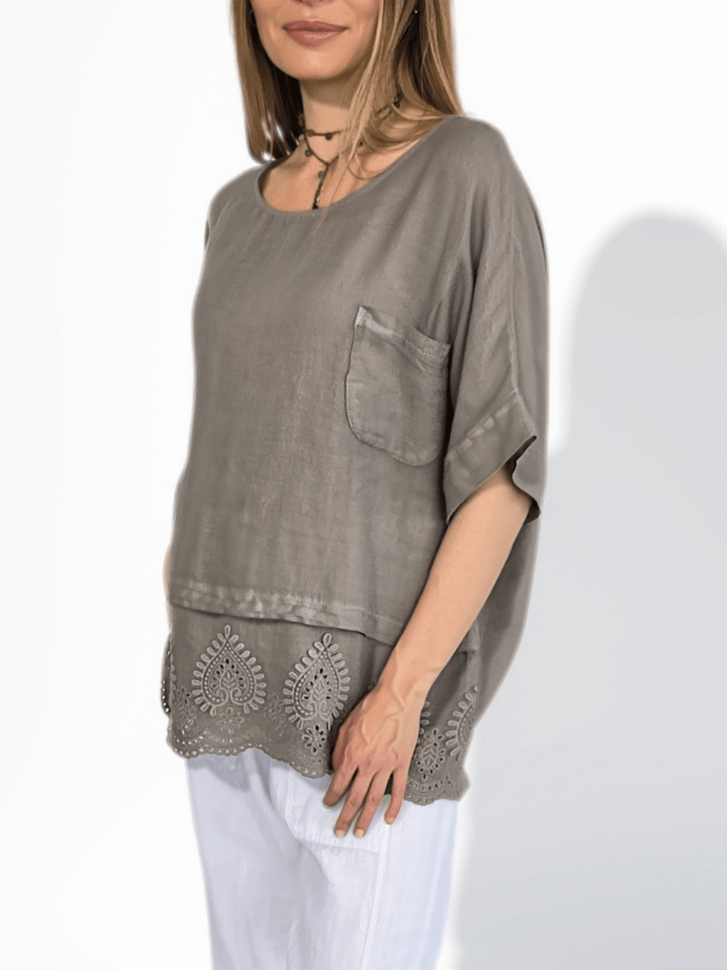 Blusa Italiana 100%Lino basta Bordada, color Taupe