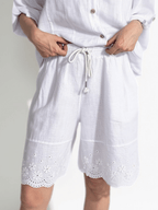 Short Italiano 100% Lino, con bordado, color Blanco