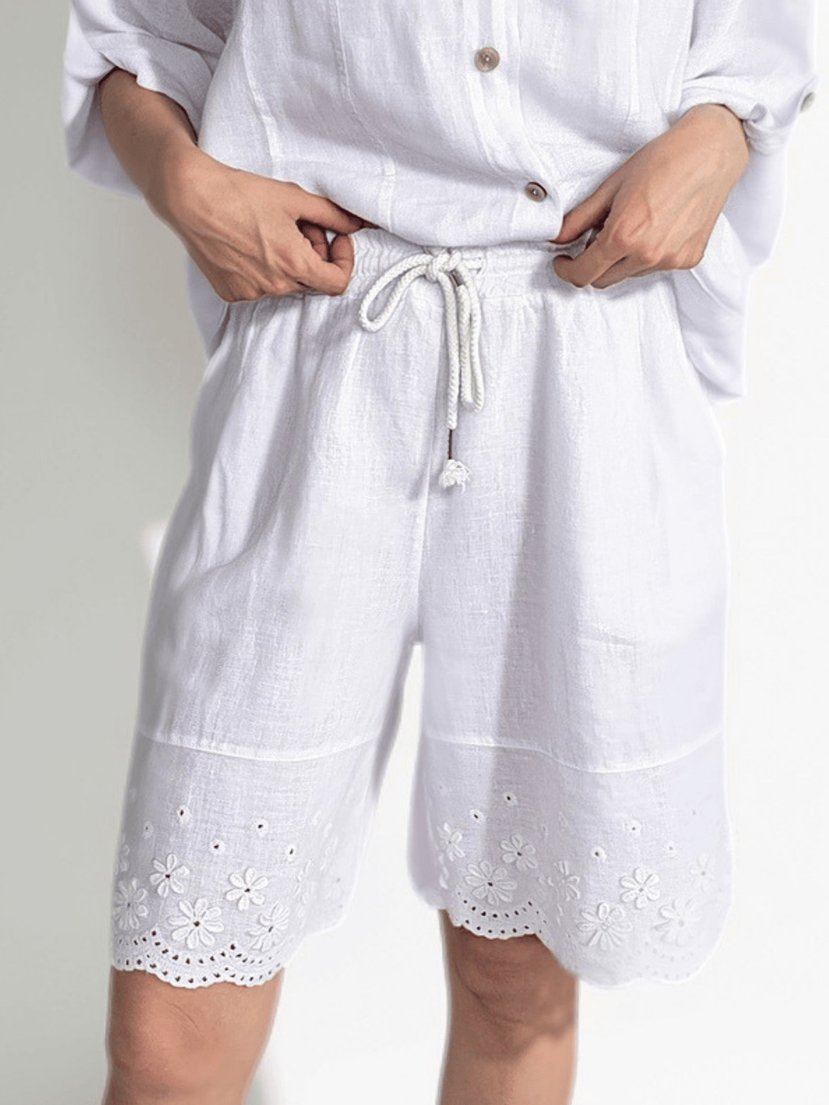 Short Italiano 100% Lino, con bordado, color Blanco
