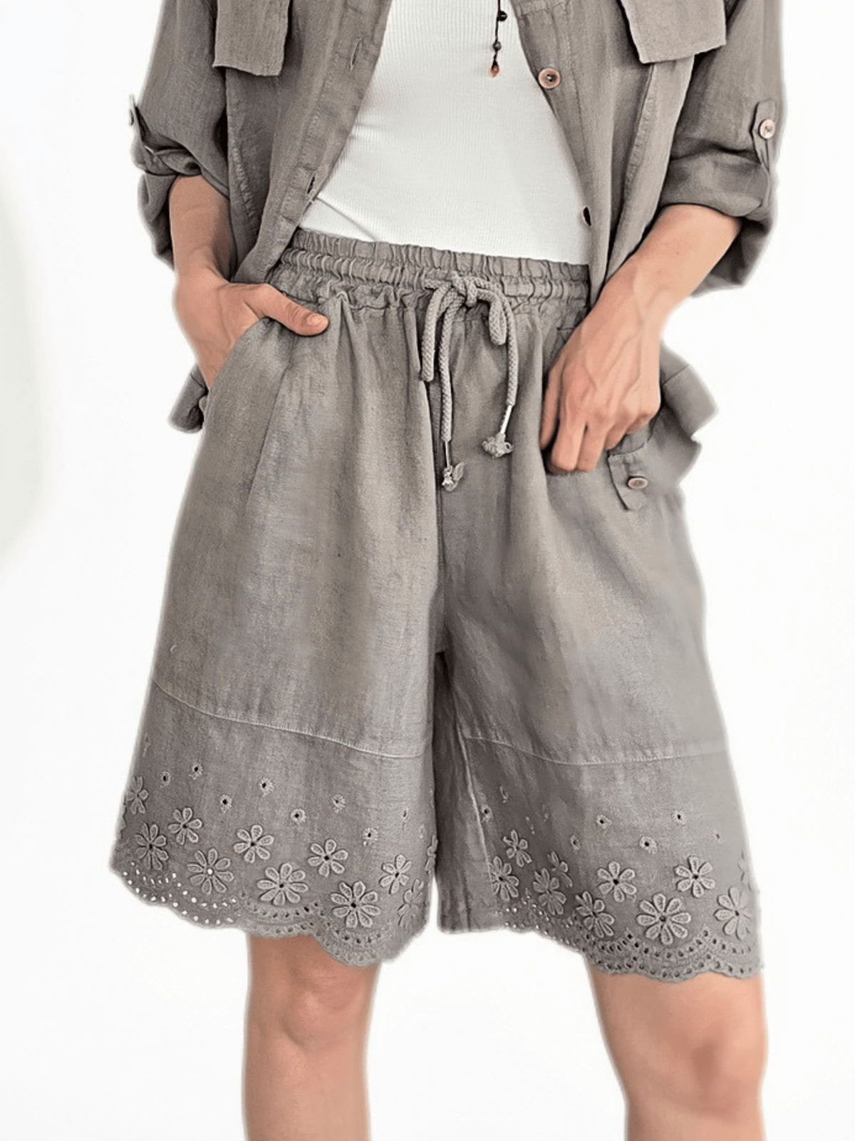 Short Italiano 100% Lino, con Bordado, color Taupe