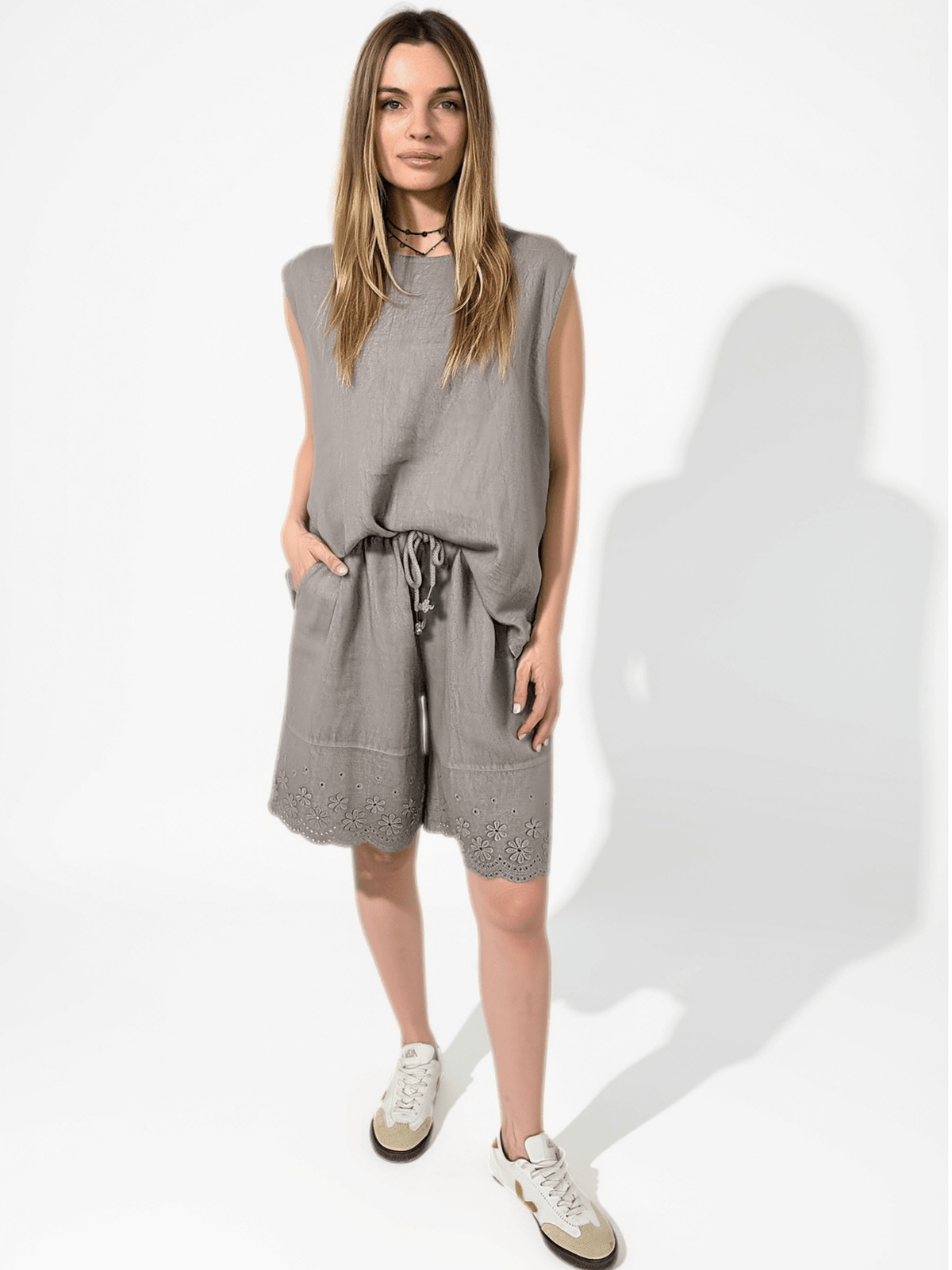 Short Italiano 100% Lino, con Bordado, color Taupe