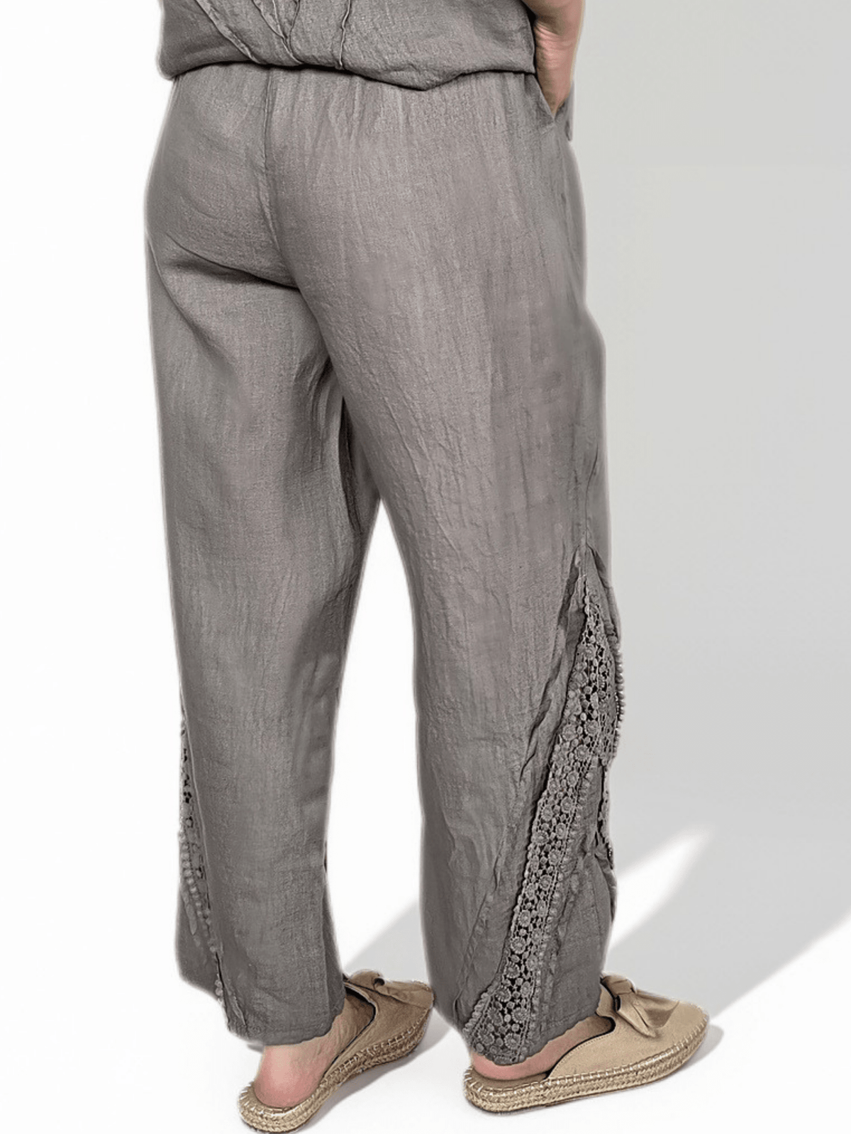 Pantalón Italiano 100% Lino, con Bordado, color Taupe