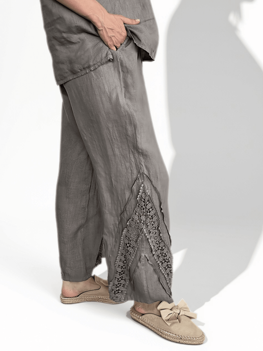 Pantalón Italiano 100% Lino, con Bordado, color Taupe