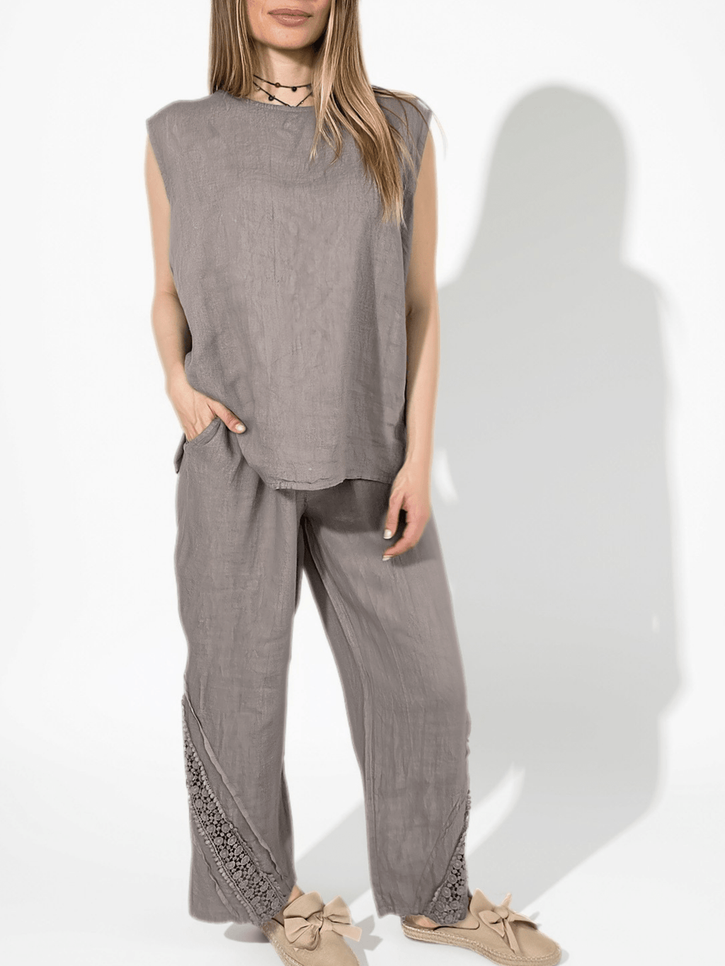 Pantalón Italiano 100% Lino, con Bordado, color Taupe