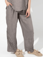 Pantalón Italiano 100% Lino, con Bordado, color Taupe