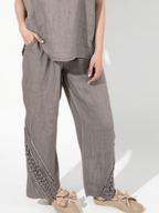 Pantalón Italiano 100% Lino, con Bordado, color Taupe