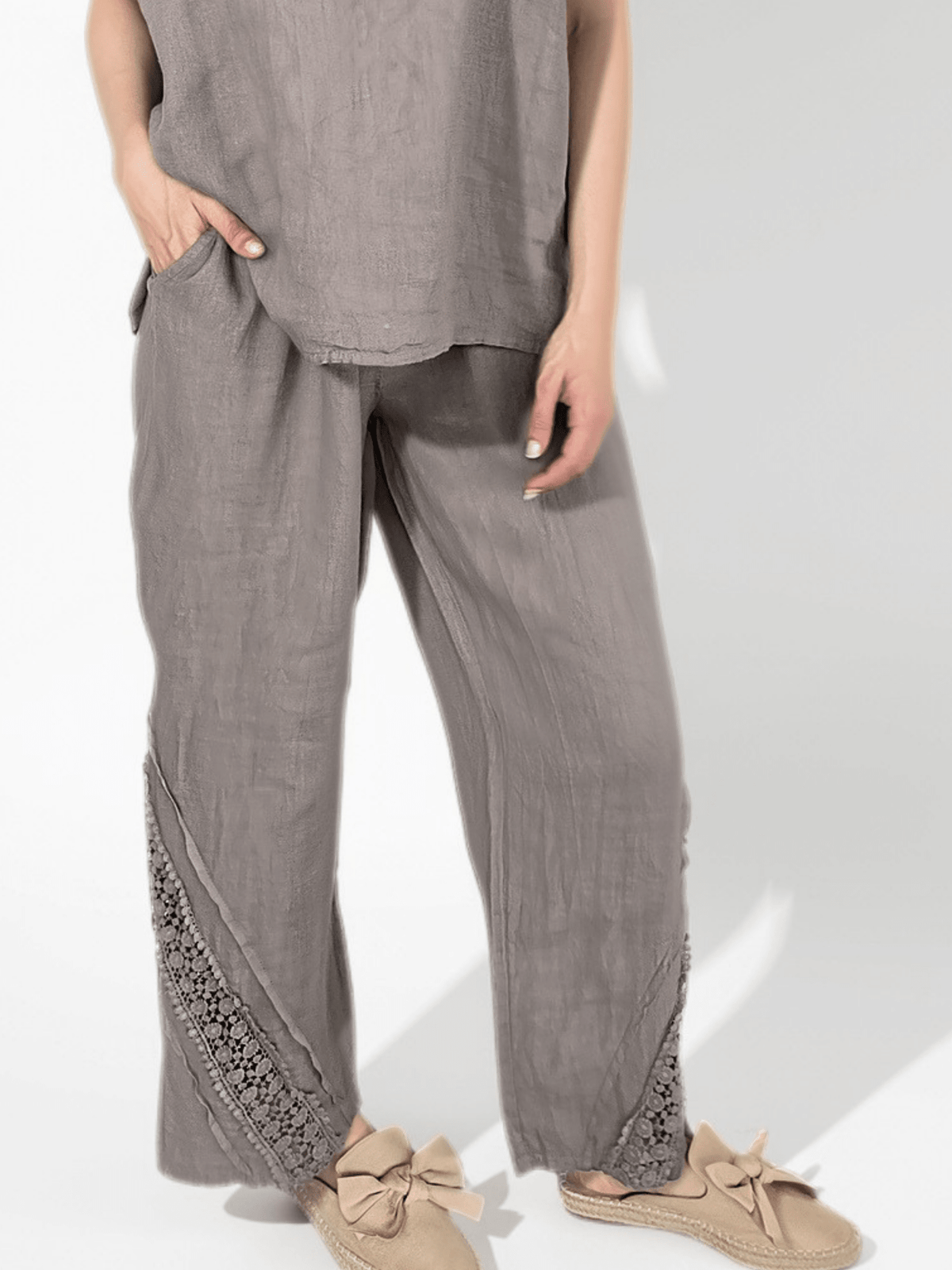 Pantalón Italiano 100% Lino, con Bordado, color Taupe