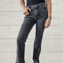 Cargar imagen en el visor de la galería, Pantalon Jeans con botones dorados, color negro jeans
