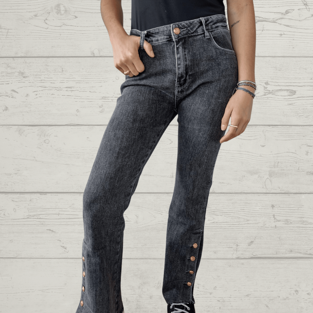 Pantalon Jeans con botones dorados, color negro jeans