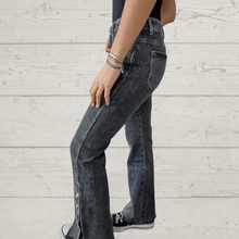 Cargar imagen en el visor de la galería, Pantalon Jeans con botones dorados, color negro jeans
