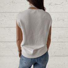 Cargar imagen en el visor de la galería, Sweater Italiano sin mangas, color blanco
