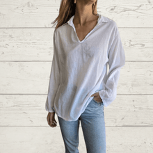 Cargar imagen en el visor de la galería, Sweater Italiano con Blusa Blanca, color Celeste

