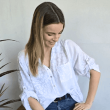 Cargar imagen en el visor de la galería, Blusa Italiana estampada, Fondo blanco

