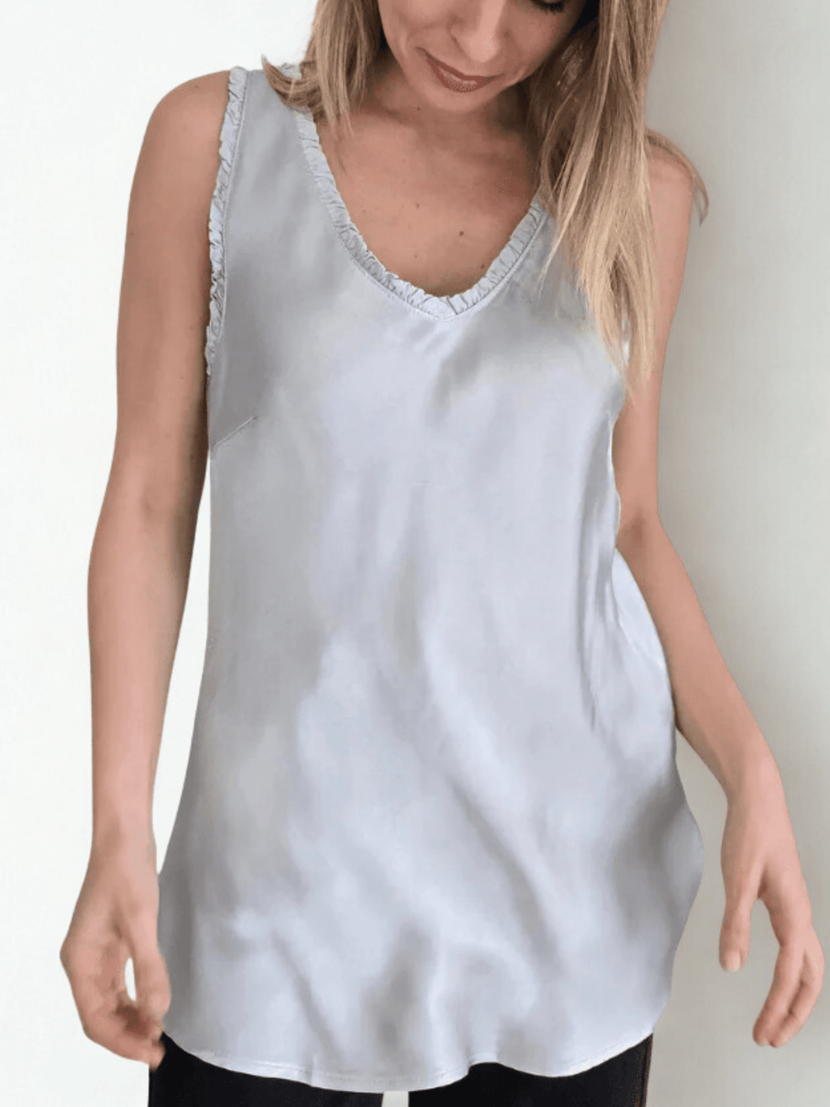 Blusa Italiana sin mangas, color Gris Claro