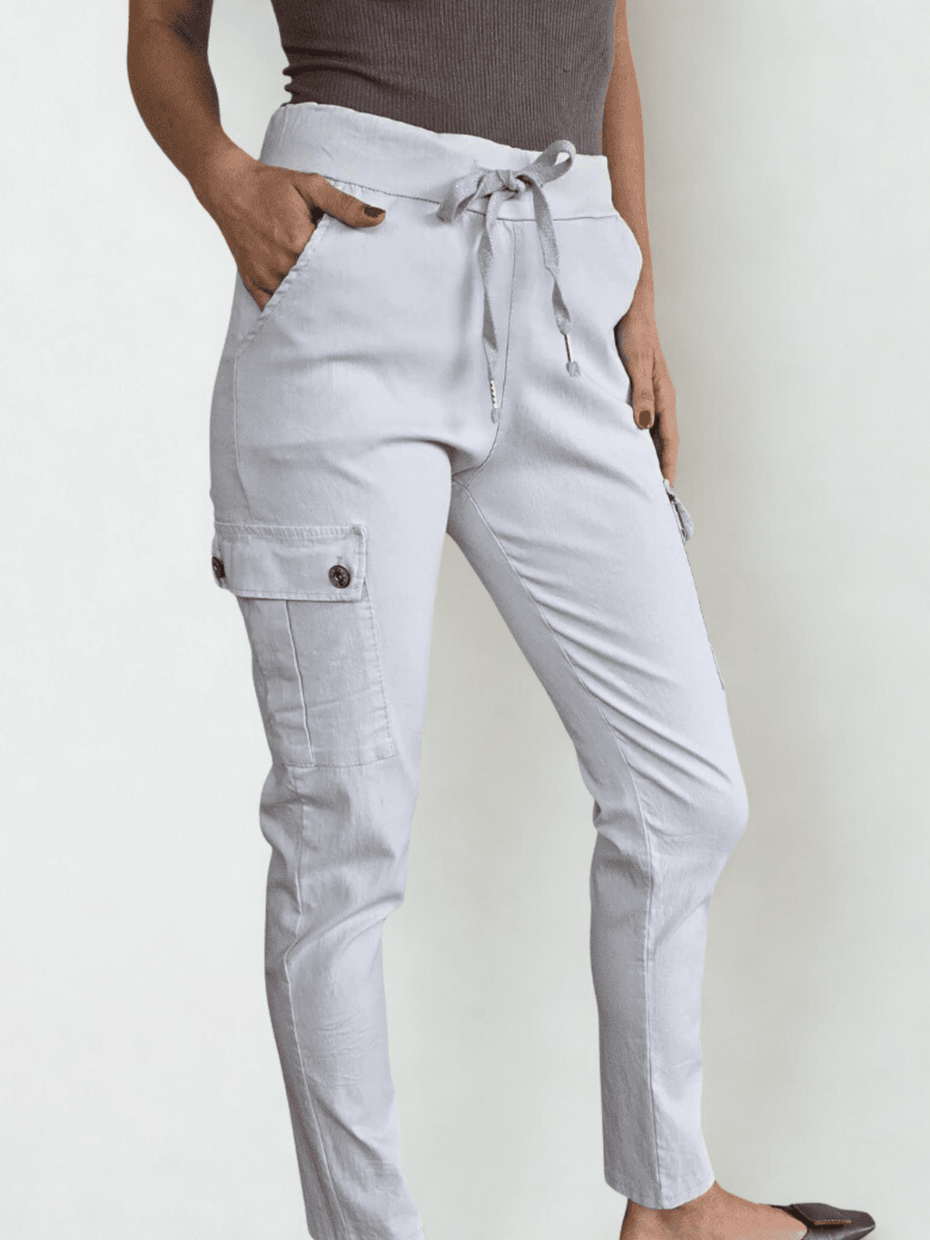 Pantalón Italiano cargo, color gris claro