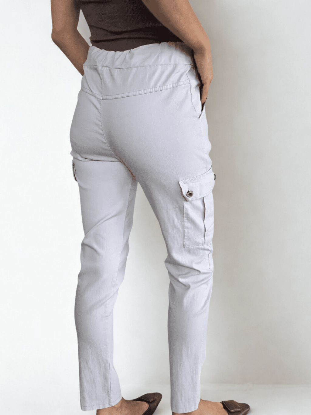 Pantalón Italiano cargo, color gris claro