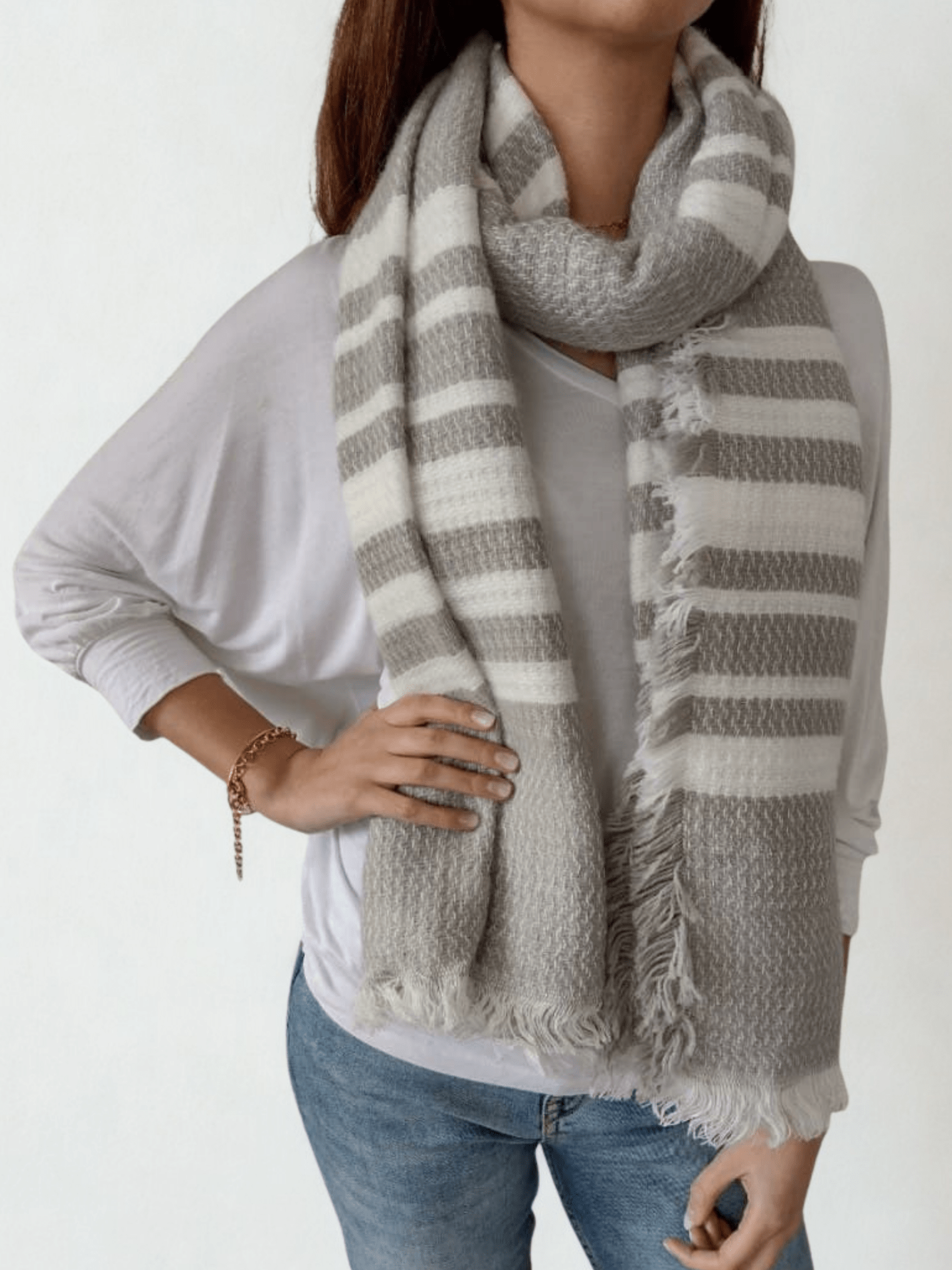 Bufanda rayada gris con blanco