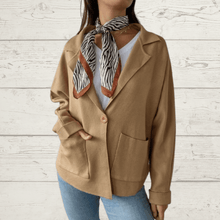 Cargar imagen en el visor de la galería, Chaqueta tipo blazer tejida, color camel
