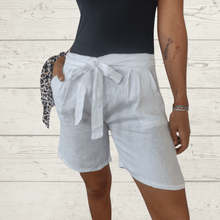 Cargar imagen en el visor de la galería, Short de Lino Italiano con lazo en la cintura, color blanco
