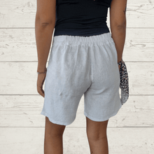 Cargar imagen en el visor de la galería, Short de Lino Italiano con lazo en la cintura, color blanco
