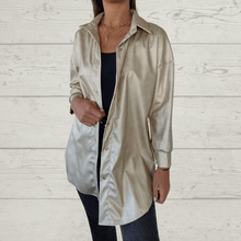 Cargar imagen en el visor de la galería, Blusa Italiana ecocuero opaco con cinturón, color dorado
