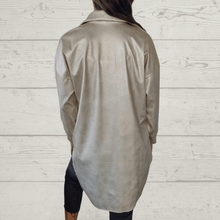 Cargar imagen en el visor de la galería, Blusa Italiana ecocuero opaco con cinturón, color dorado
