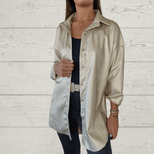 Cargar imagen en el visor de la galería, Blusa Italiana ecocuero opaco con cinturón, color dorado
