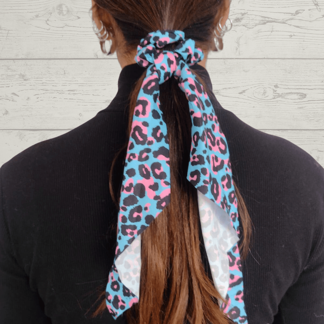 Colet animal print, color turquesa con rosado y negro