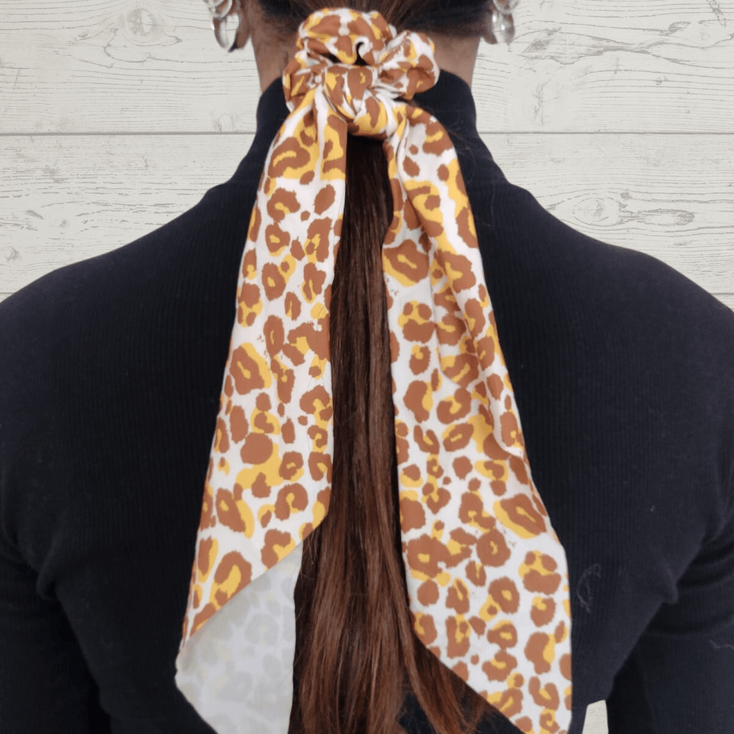 Colet animal print , color camel con blanco