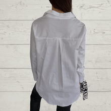 Cargar imagen en el visor de la galería, Blusa Italiana escote en V, color blanco
