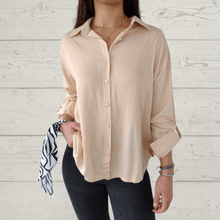 Cargar imagen en el visor de la galería, Blusa básica abotonada, color vainilla
