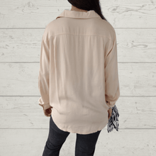Cargar imagen en el visor de la galería, Blusa básica abotonada, color vainilla
