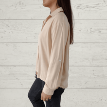 Cargar imagen en el visor de la galería, Blusa básica abotonada, color vainilla
