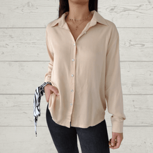 Cargar imagen en el visor de la galería, Blusa básica abotonada, color vainilla

