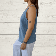 Cargar imagen en el visor de la galería, Blusa de lino Italiano sin mangas, color celeste jeans
