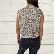 Cargar imagen en el visor de la galería, Blusa gillette lino Italiano animal print, fondo beige
