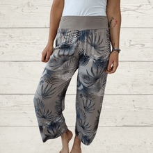 Cargar imagen en el visor de la galería, Pantalón Italiano estampado, fondo Taupe
