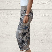 Cargar imagen en el visor de la galería, Pantalón Italiano estampado, fondo Taupe
