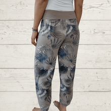 Cargar imagen en el visor de la galería, Pantalón Italiano estampado, fondo Taupe
