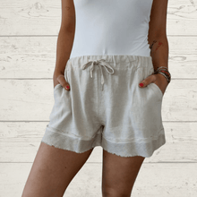 Cargar imagen en el visor de la galería, Short Italiano de lino con viscosa, color beige

