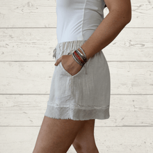 Cargar imagen en el visor de la galería, Short Italiano de lino con viscosa, color beige
