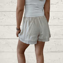 Cargar imagen en el visor de la galería, Short Italiano de lino con viscosa, color beige
