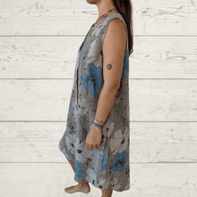 Cargar imagen en el visor de la galería, Vestido de lino Italiano estampado un botón, fondo taupe
